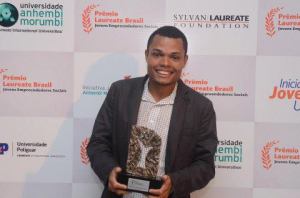 Enderson Araújo recebe Prêmio Laureate Brasil 2012