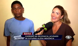A repórter Mirele Cunha debocha de um suspeito